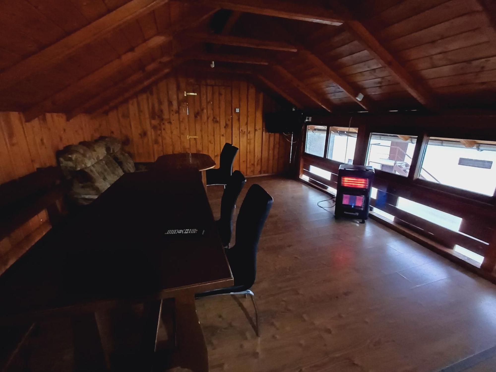 Casa Silvia Hotell Căpăţîneni-Ungureni Exteriör bild