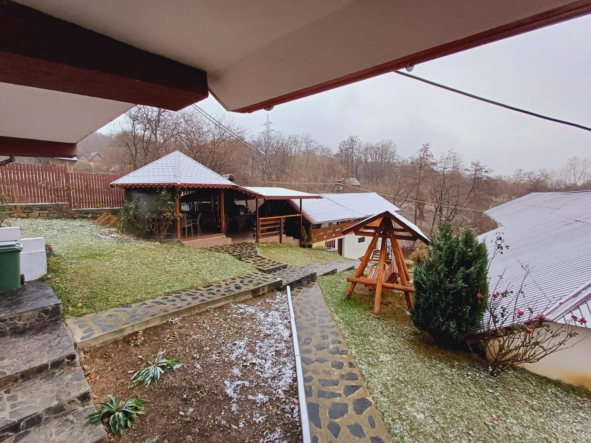 Casa Silvia Hotell Căpăţîneni-Ungureni Exteriör bild