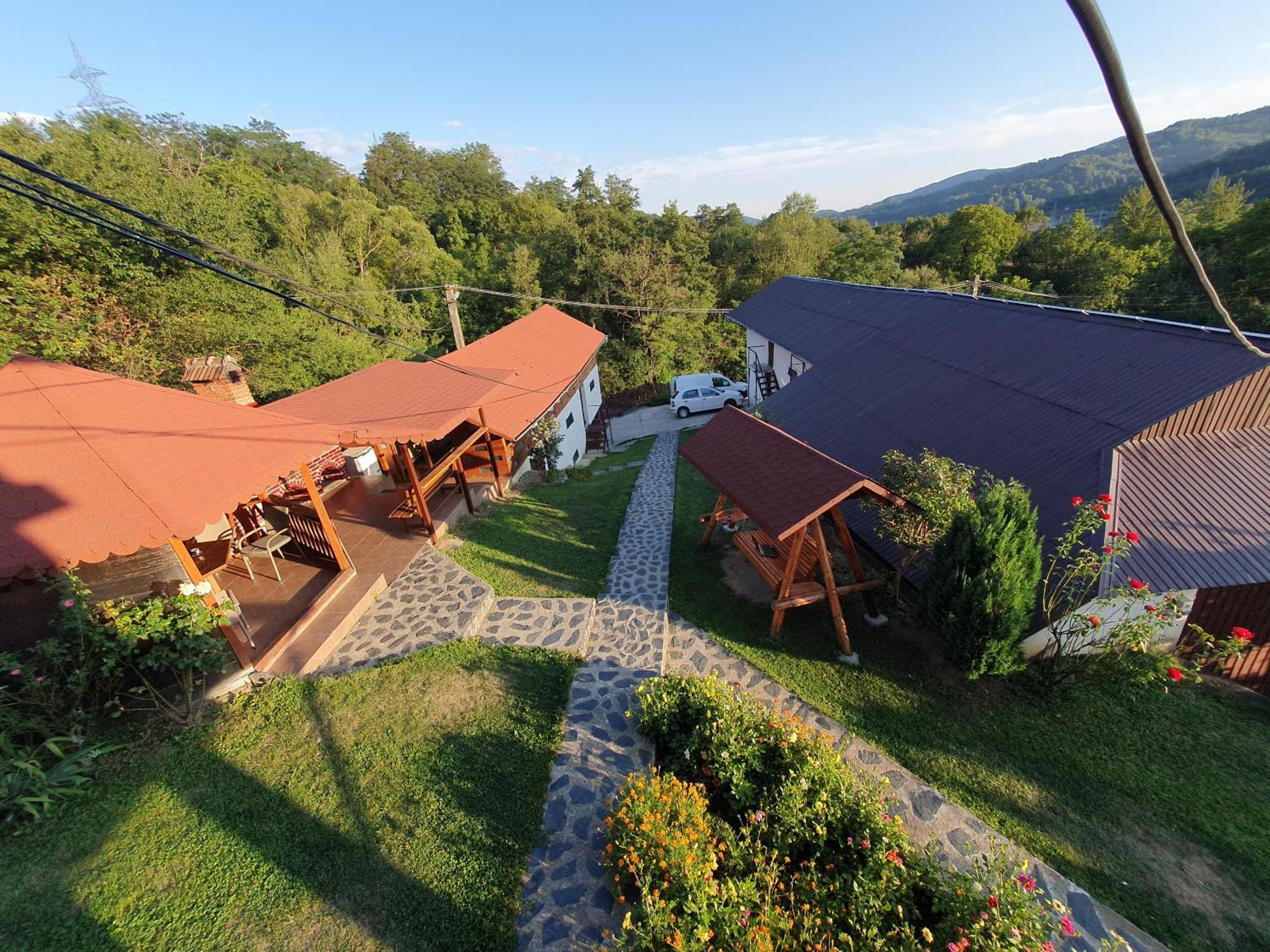 Casa Silvia Hotell Căpăţîneni-Ungureni Exteriör bild